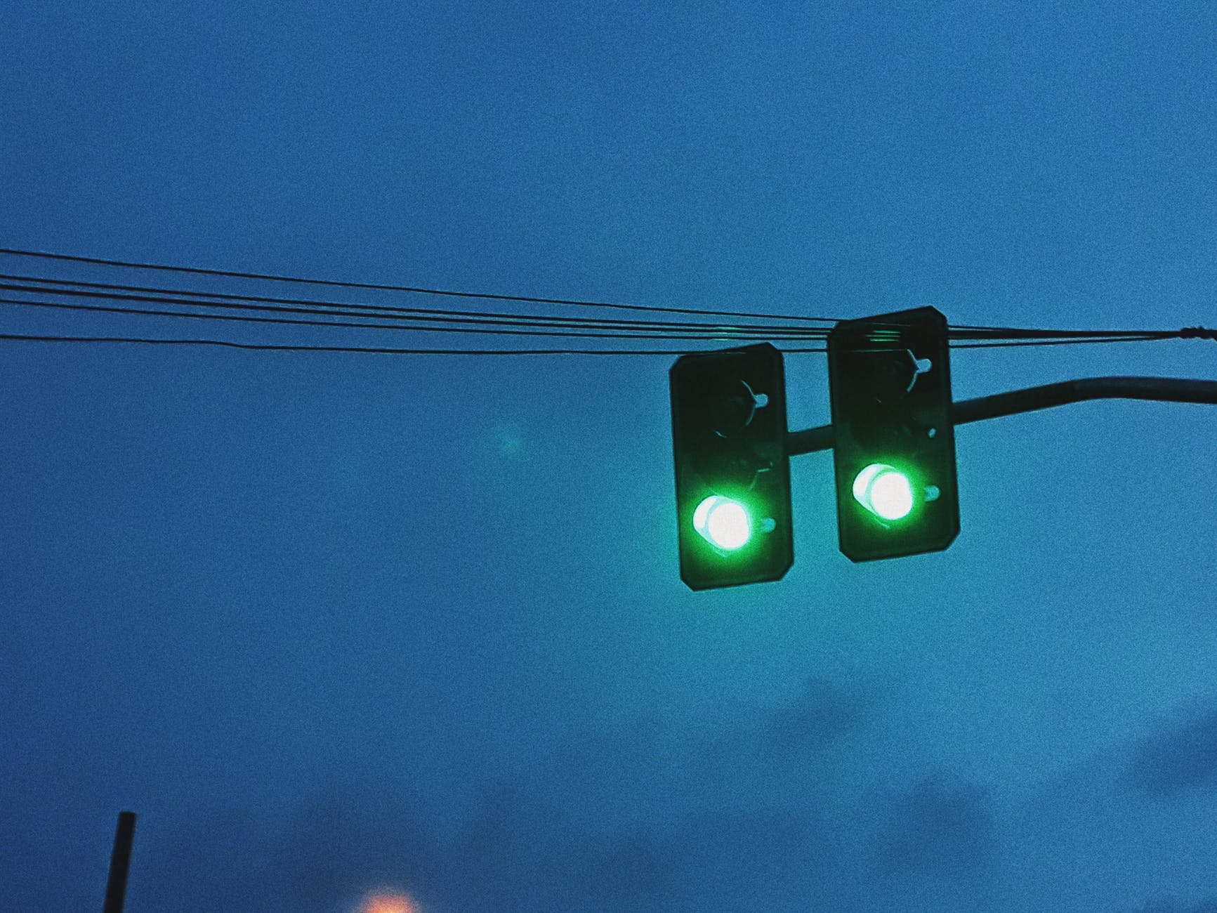 Зеленый светофор ночью